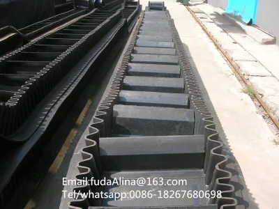 Haute qualité bon marché fabriqué en Chine paroi latérale ondulée bande transporteuse en caoutchouc et matériel de convoyage de la machine